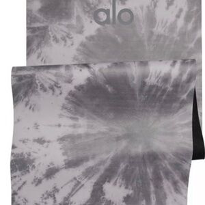 Alo Yoga tie dye mat; brand new, never used.